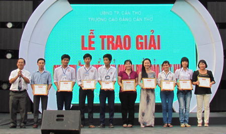 TS. Nguyễn Ngọc Lợi (bìa trái), Bí thư Đảng ủy, Hiệu trưởng nhà trường trao giấy khen cho các tập thể và cá nhân xuất sắc tham gia cuộc thi.